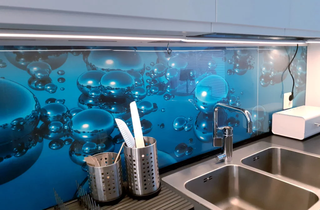 Küchenrückwand mit blauer Tapete mit Blasen im Hintergrund
