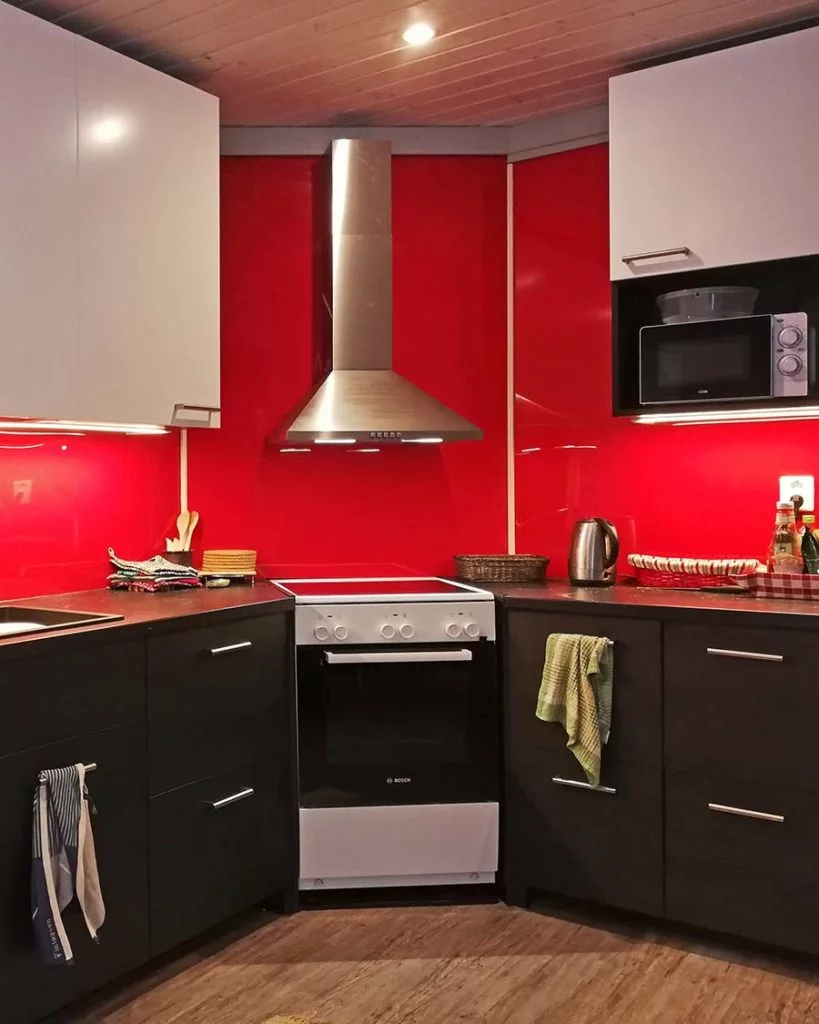 Küchenrückwand und Spritzschutz aus roten Acrylplatten