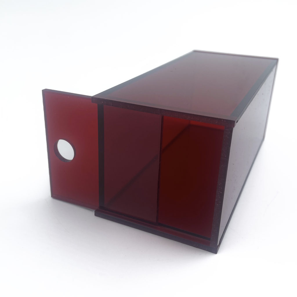 Rote Plaxiglas Box