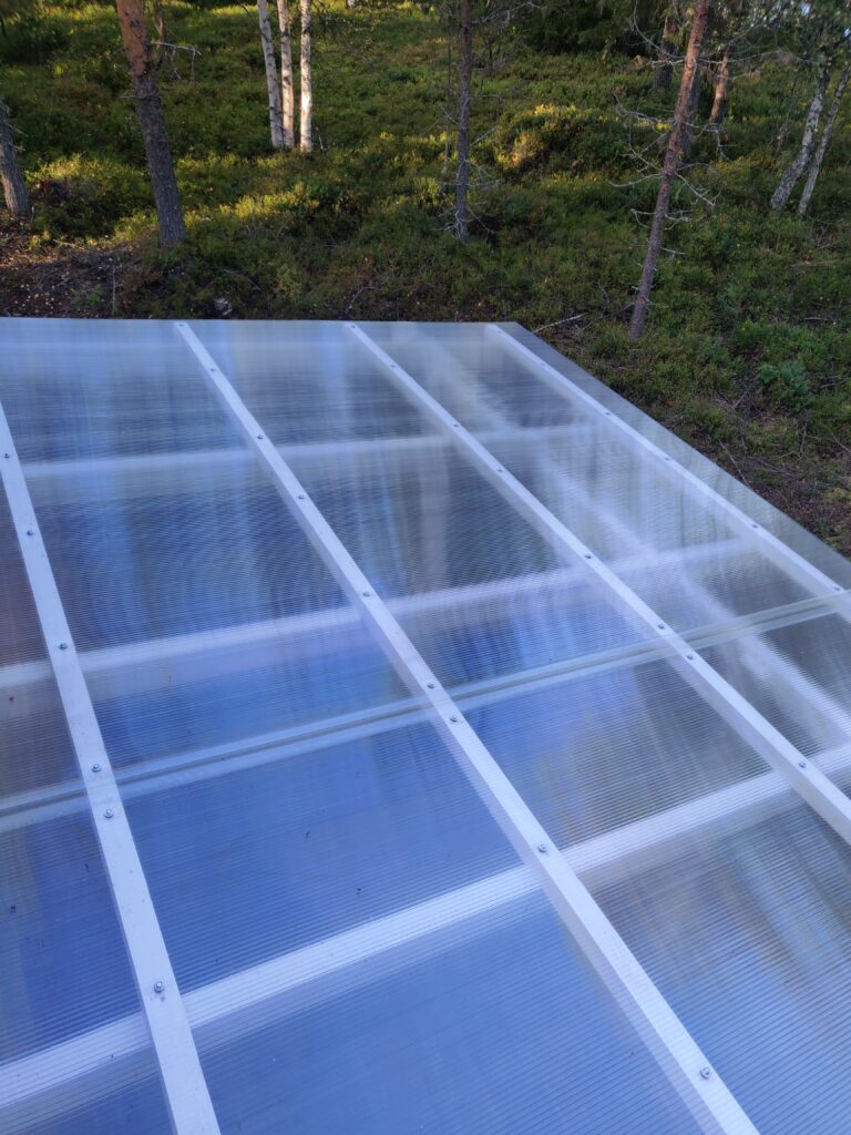 Glasklare Terrassenüberdachung aus Hohlkammerplatte von unten fotografiert