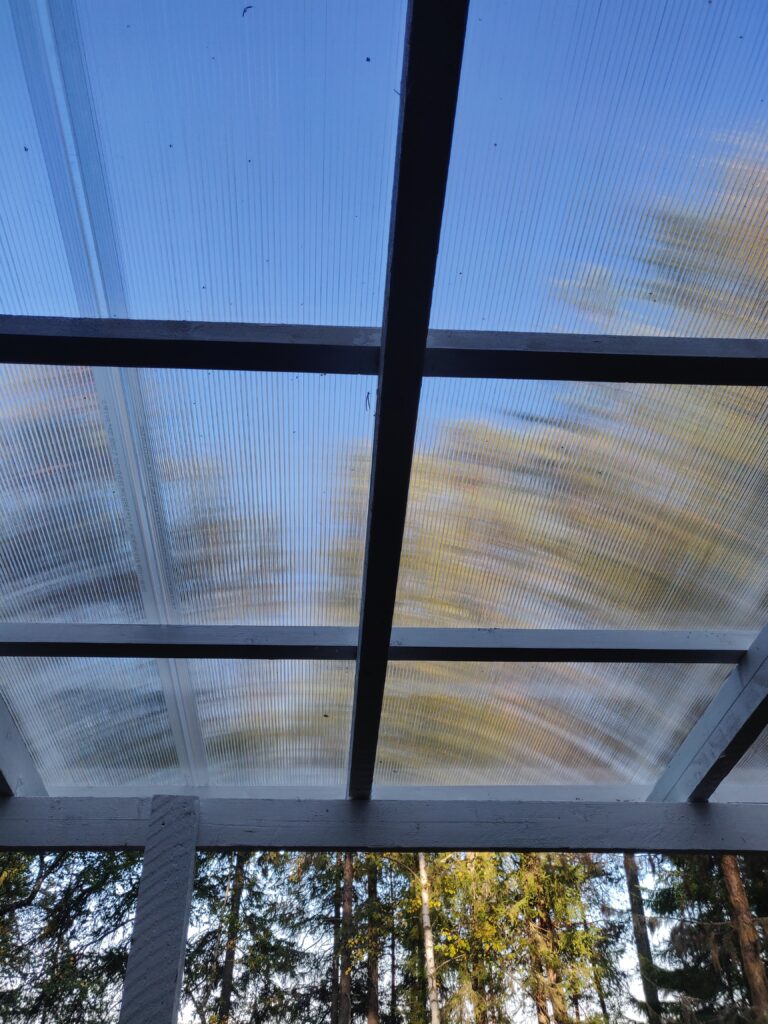 Glasklare Terrassenüberdachung aus Hohlkammerplatte