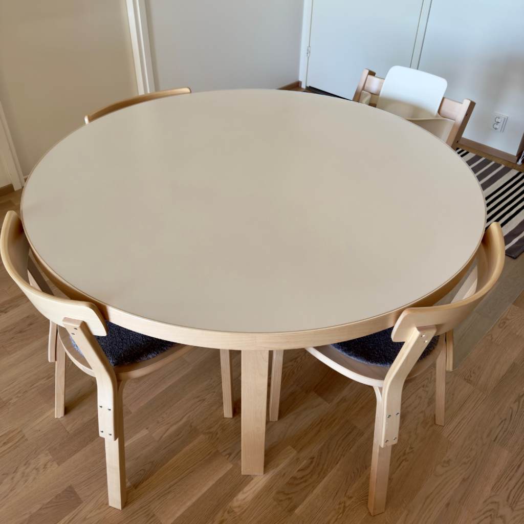 Runde und helle Tisch mit einer Schutzplatte aus Acryl matt 3mm