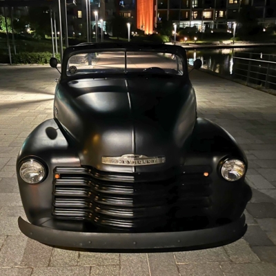 Die Windschutzscheibe des Chevrolet-Oldtimers aus hartbeschichtetem Polycarbonat (PC)