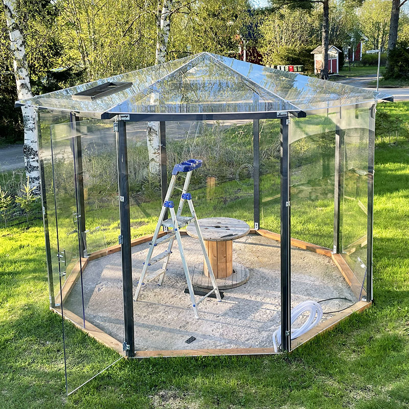 Ventilationsöppningar och dörr monterade till växthus