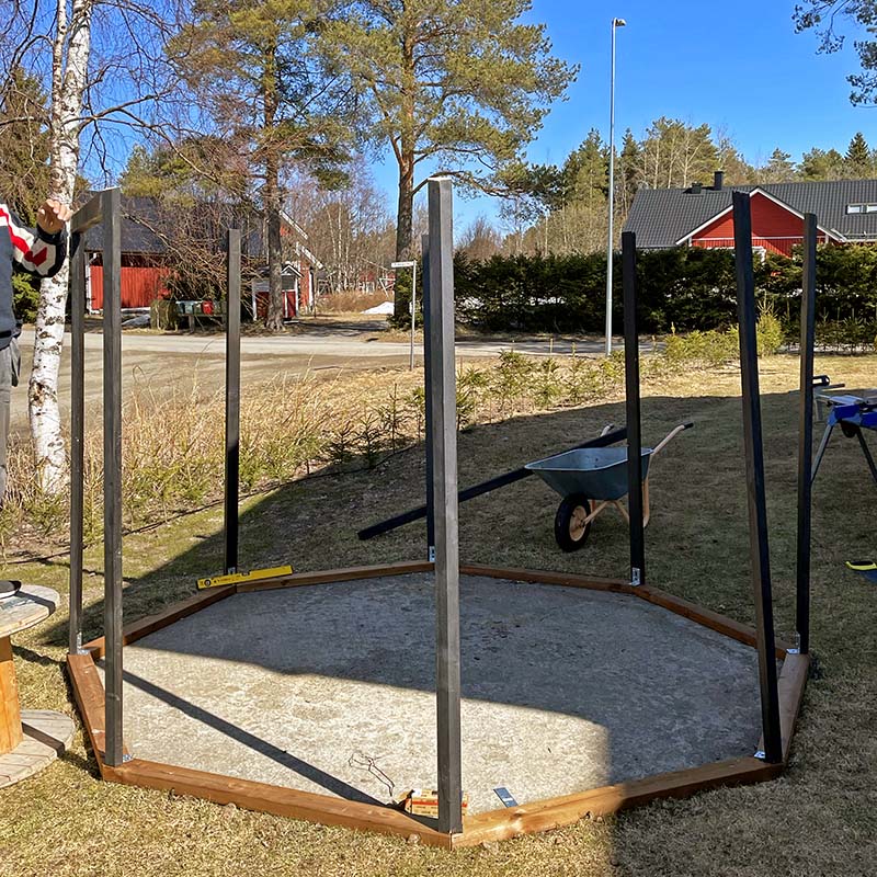 Vertikalreglarna till det 8-kantiga växthuset