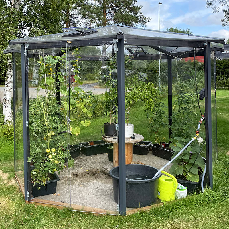 Det färdiga 8-kantiga växthuset