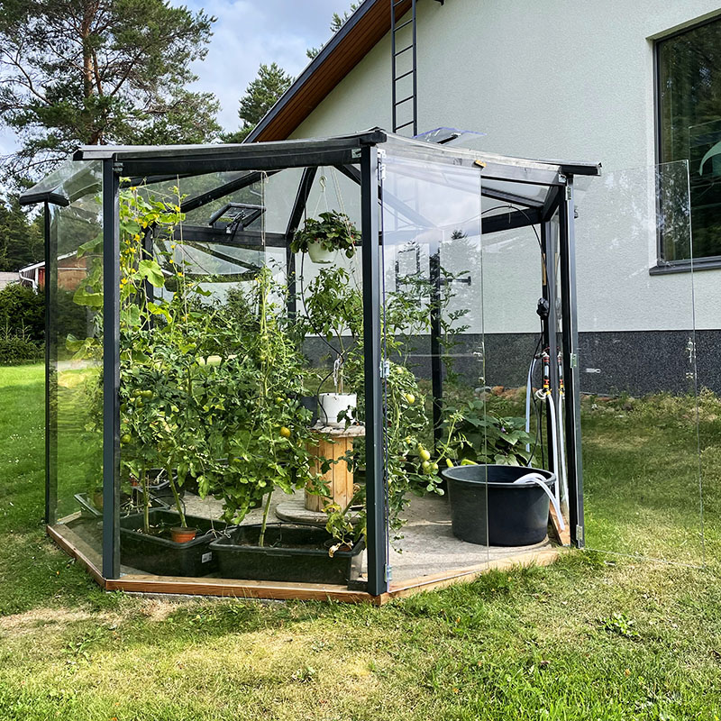Ventilationsluckor och plåtlister monterade till växthus