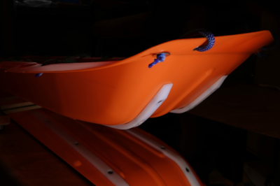 Orange fjällpulka, plastmedar av PE 1000 -plast