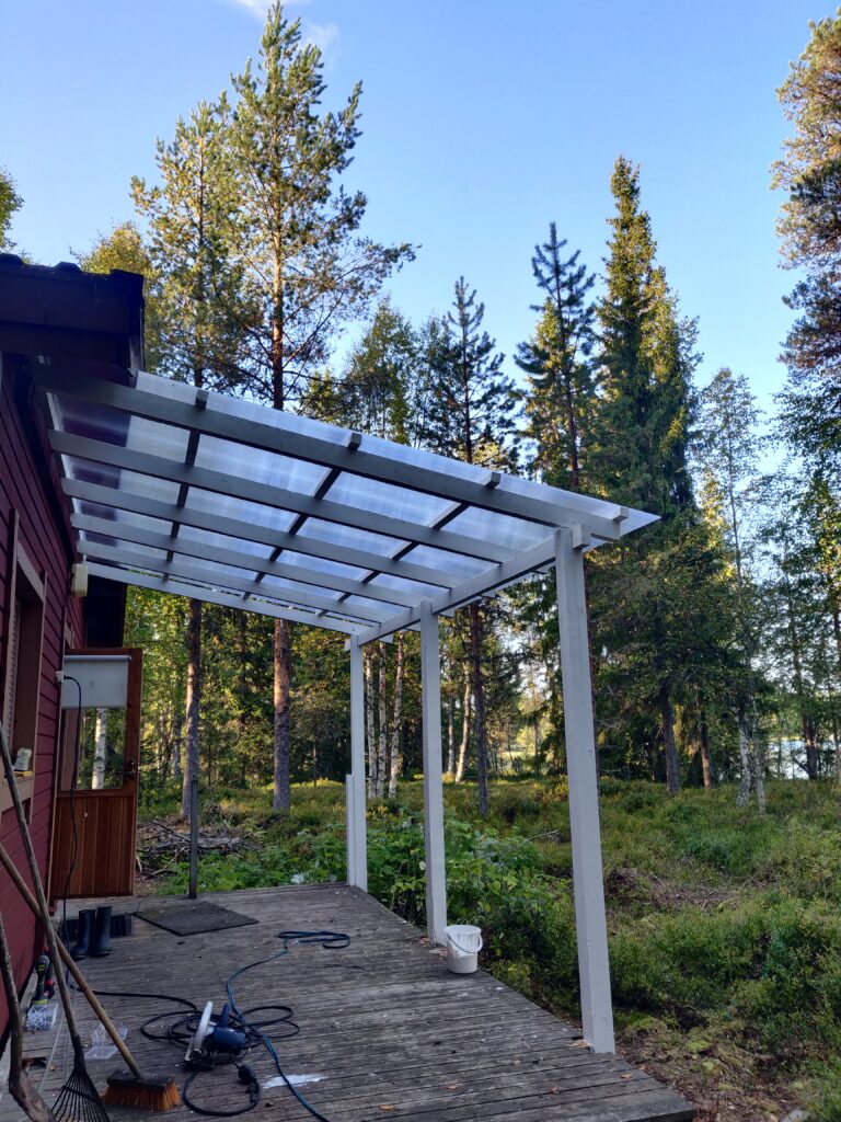 Plasttak av kanalplast till sommarstugans altan