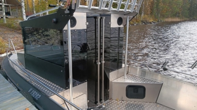 Veneen ikkunat harmaasta akryylista