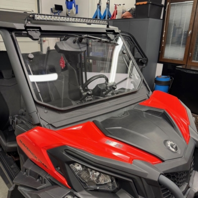 ATV vindruta av plexiglas dvs. hårdbelagd polykarbonat (PC). Bra som fordonsruta och säkerhetsglas för arbetsfordon