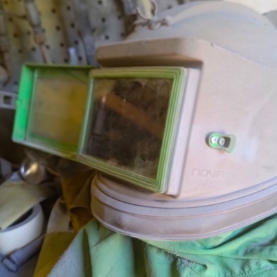 Visir till sandblästringshjälm tillverkad av plast dvs. plexiglas. Materialet är hårdbelagd PC polykarbonat.