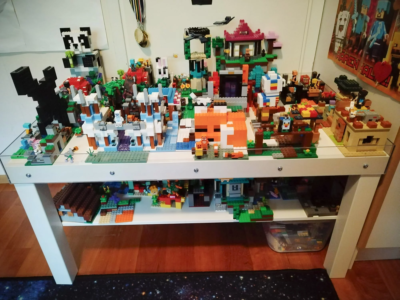 Legobitar på bordet
