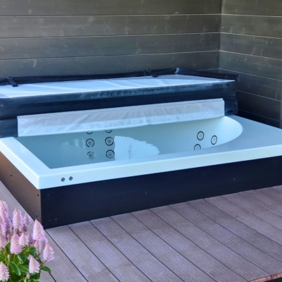 Klädseln på kanterna på utomhusbubbelbad av PMMA-plast
